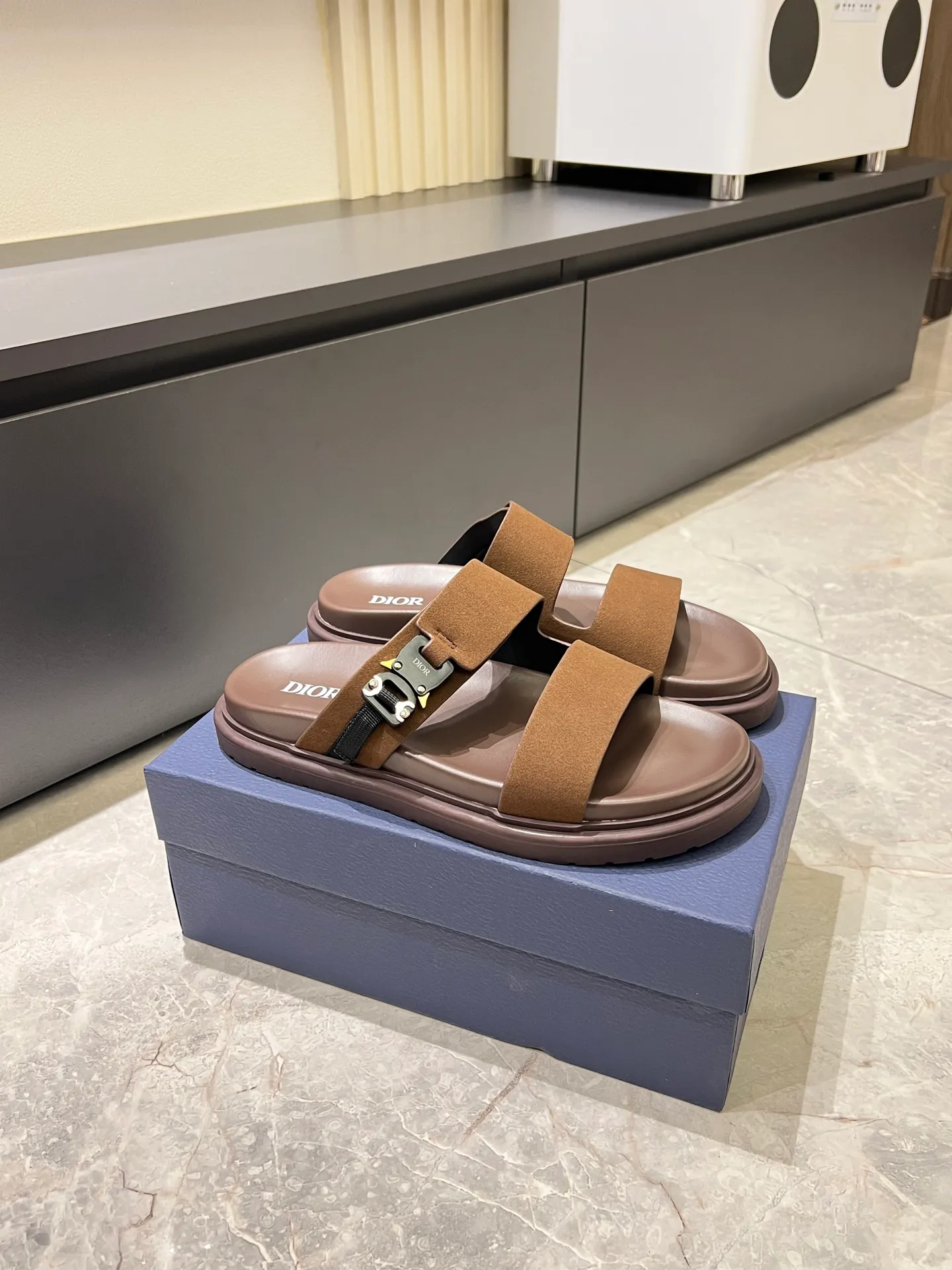 Men's Men's Shoes 💰p320 Dio* Men's Sandals Slippers. Showcasing Dior haute couture design. The Dior gray suede strap is accented with an aluminum Dior buckle for added style. Paired with a comfortable tonal notch sole, they pair easily with shorts or jeans for a sophisticated look. Main body: suede cow leather, technical fabric lining: cow leather, with adjustable straps, aluminum Dior buckle, Dior gray EVA insole, tonal notched rubber outsole splicing structure, size: 38-44 (customized at 45.46)